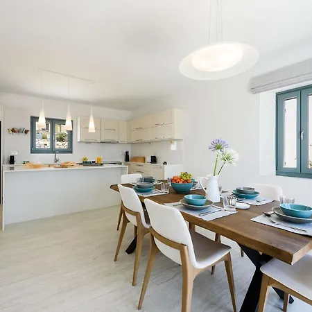 Complex White And Rocks Páros