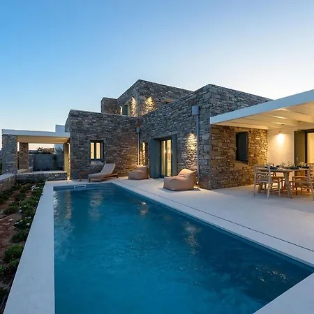 Complex White And Rocks * Páros