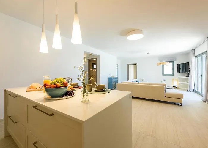 Complex White And Rocks Páros