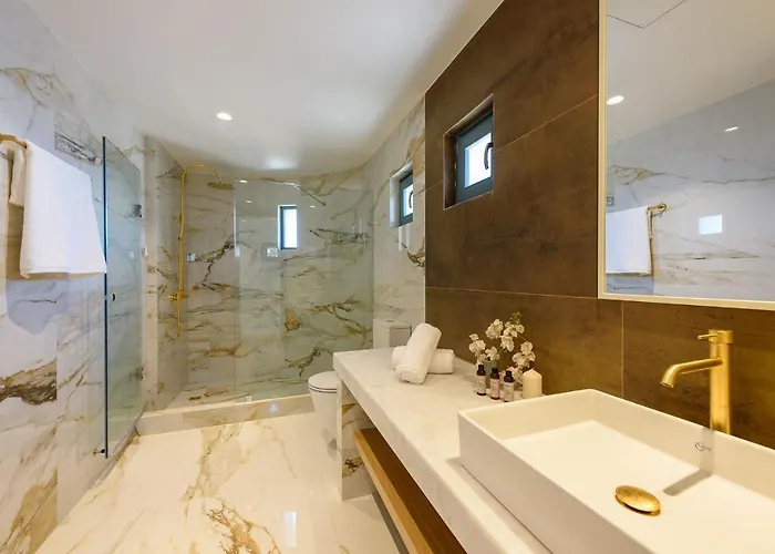 Complex White And Rocks Páros