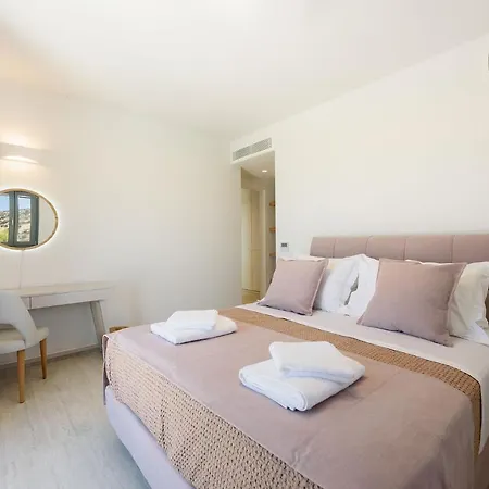 Willa Complex White And Rocks