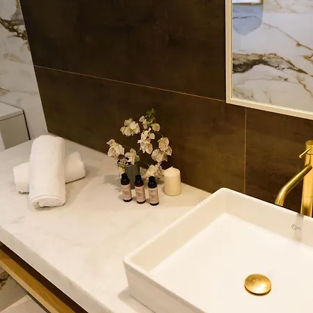 Willa Complex White And Rocks *