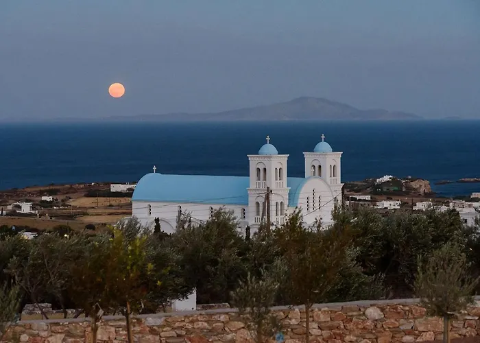 Complex White And Rocks Vila