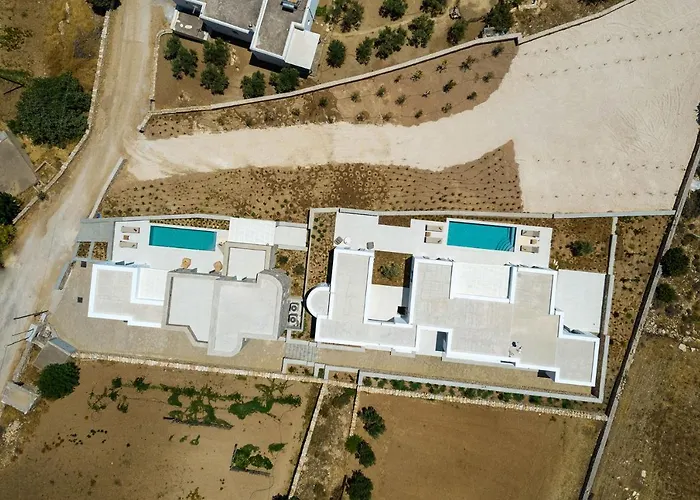 Complex White And Rocks Páros