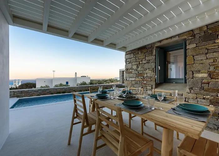 Complex White And Rocks Páros